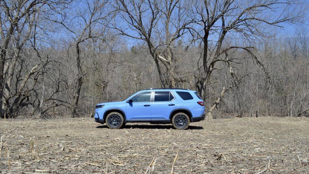 2. Honda Pilot 2023 (giá khởi điểm: 36.300 USD).