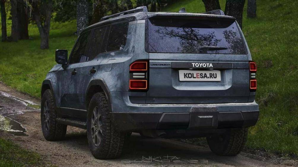 Ở phía sau, cụm đèn hậu lớn hơn nhưng vẫn mang phong cách cũ, kết hợp với cản va nhô cao giống trên các mẫu Prado thế hệ trước.