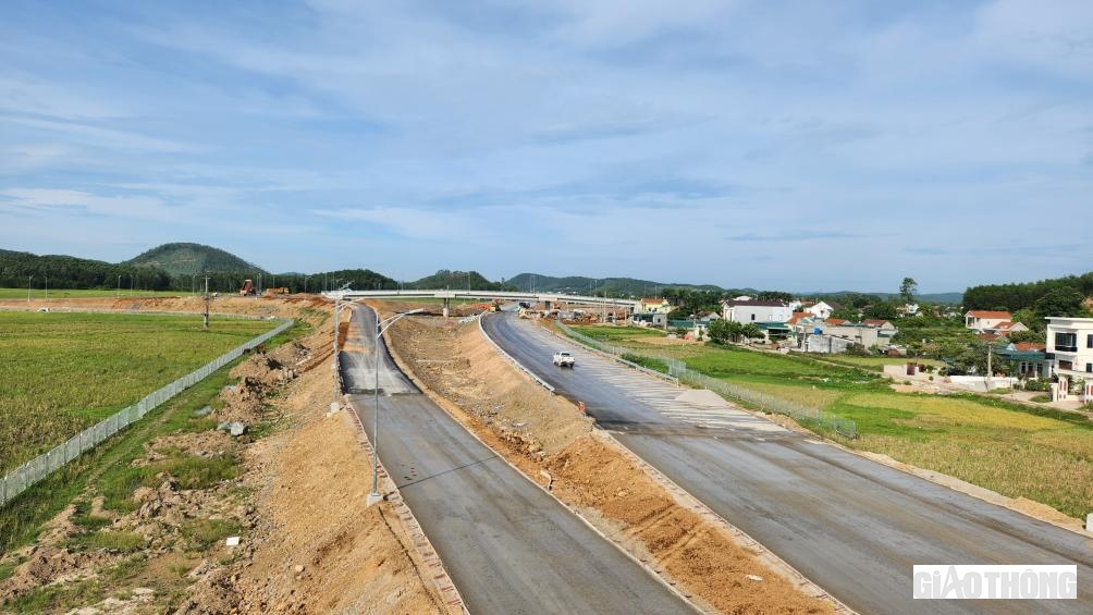Nút giao Quỳnh Vinh cắt QL48D đang trong giai đoạn hoàn thiện.