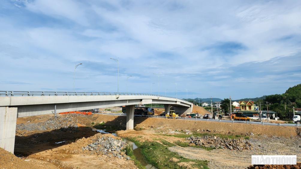 Hệ thống cầu vượt trên tuyến đã cơ bản làm xong. Các nhà thầu đang tập trung làm đường dẫn và hệ thống đường kết nối.