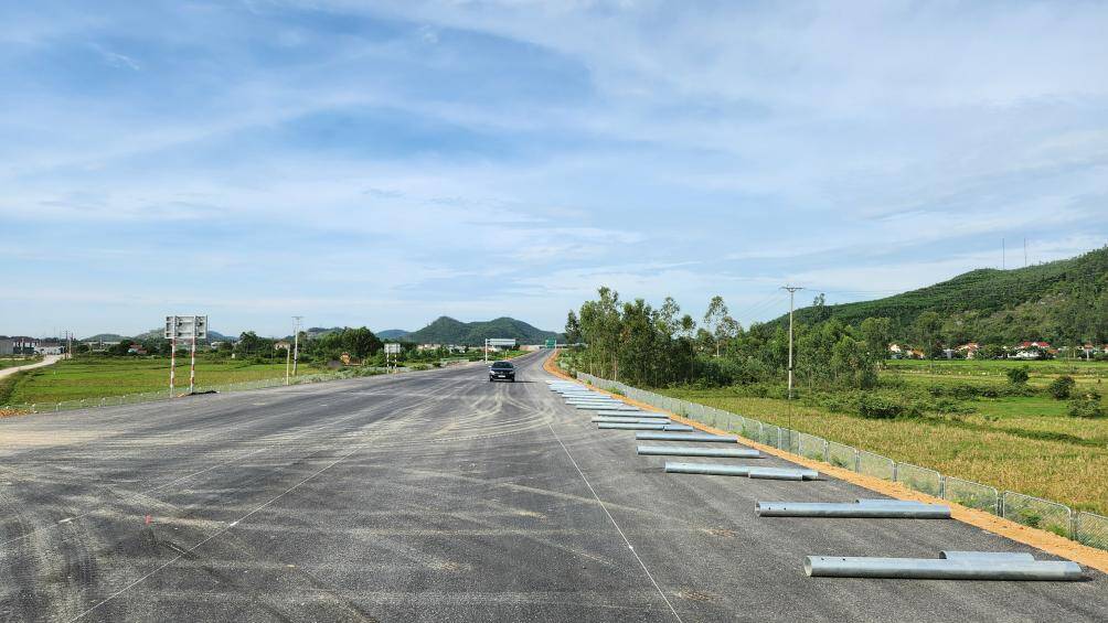 Vật tư được đưa về liên tục, trải khắp công trường để các tổ đội thi công đạt hiệu suất cao nhất.