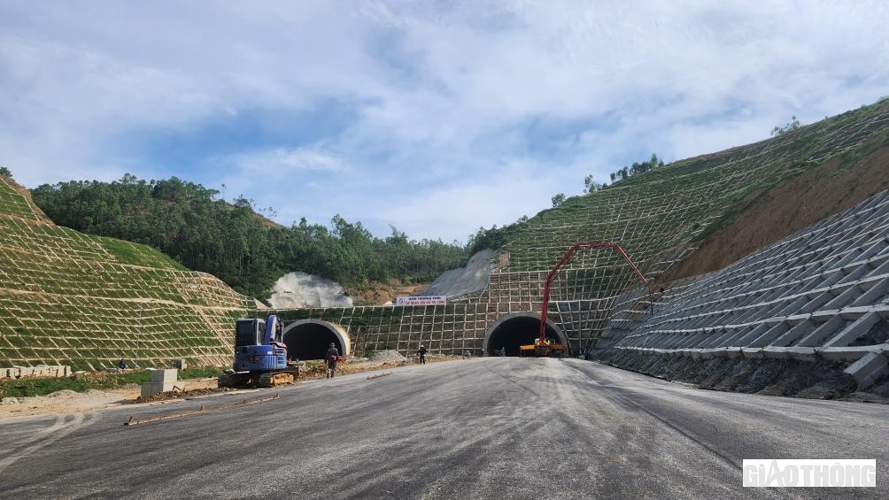 Phần hầm Trường Vinh cũng đã cơ bản hoàn thành. Tập đoàn Sơn Hải và Tập đoàn Đèo Cả đang cho hoàn thiện nốt các hạng mục chống sạt lở và hệ thống an toàn giao thông.