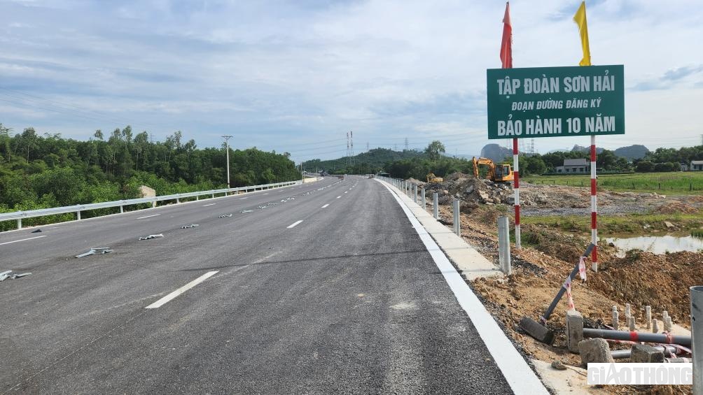 Nhà thầu tự tin về chất lượng đường do mình thi công nên cắm biển cam kết bảo hành 10 năm.
