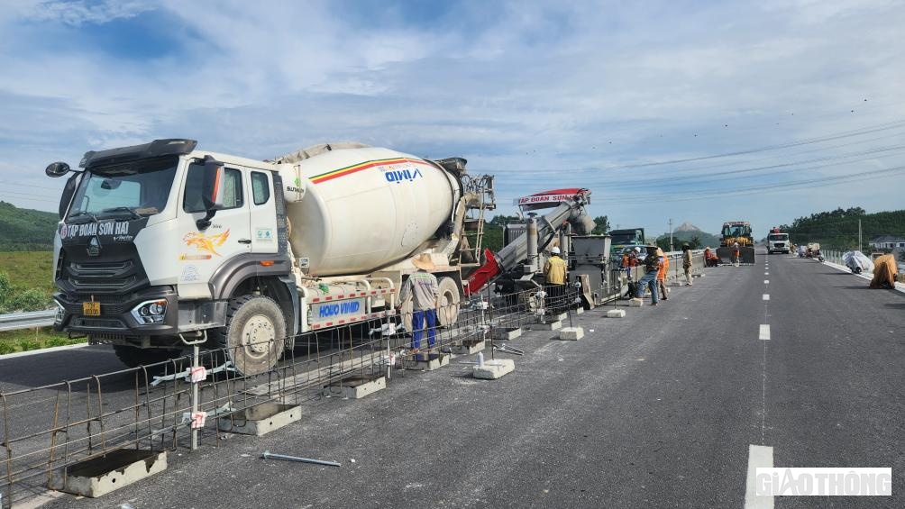 Đối với Tập đoàn Sơn Hải, để rút ngắn thời gian thi công cấu kiện bê tông dải phân cách giữa, nhà thầu này đã đưa dây chuyền đúc tại chỗ. Kỹ sư Nguyễn Quyết Thắng - phụ trách tổ đúc cho biết: Máy đúc dải phân cách liền khối được công ty nhập khẩu, sử dụng công nghệ của Mỹ. Sử dụng máy này sẽ đúc mỗi ngày được 800m. Lợi hơn một nửa thời gian so với đúc cấu kiện ở bãi, mà lại giảm được chi phí cẩu, lắp ráp.