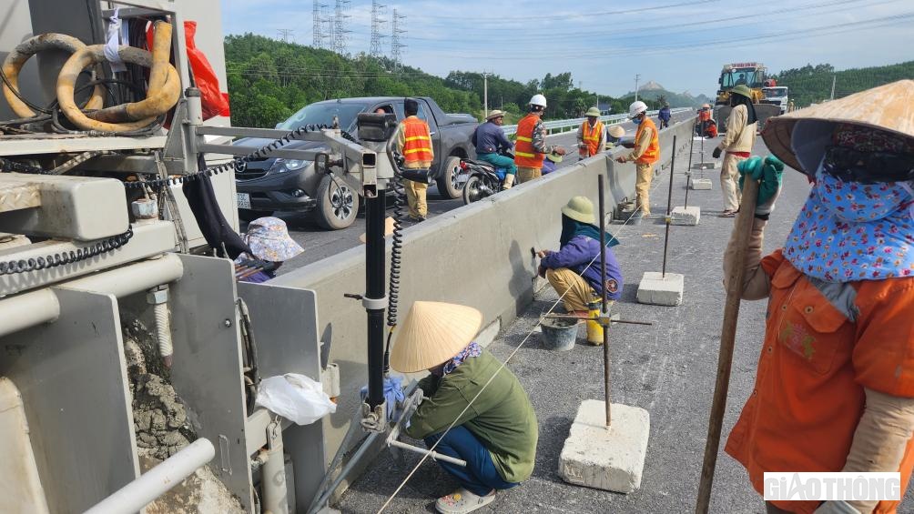 Tuy có nhiều ưu điểm nhưng việc đúc trực tiếp cũng đòi hỏi lượng lao động đi kèm dây chuyền tương đối lớn...
