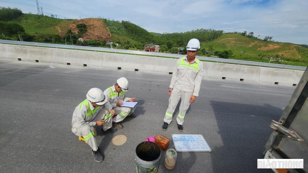 Đội ngũ kiểm định chất lượng đường của Cục đường bộ Việt Nam đi kiểm tra độ nhám mặt đường, các tiêu chuẩn kỹ thuật theo đề cương dự án.