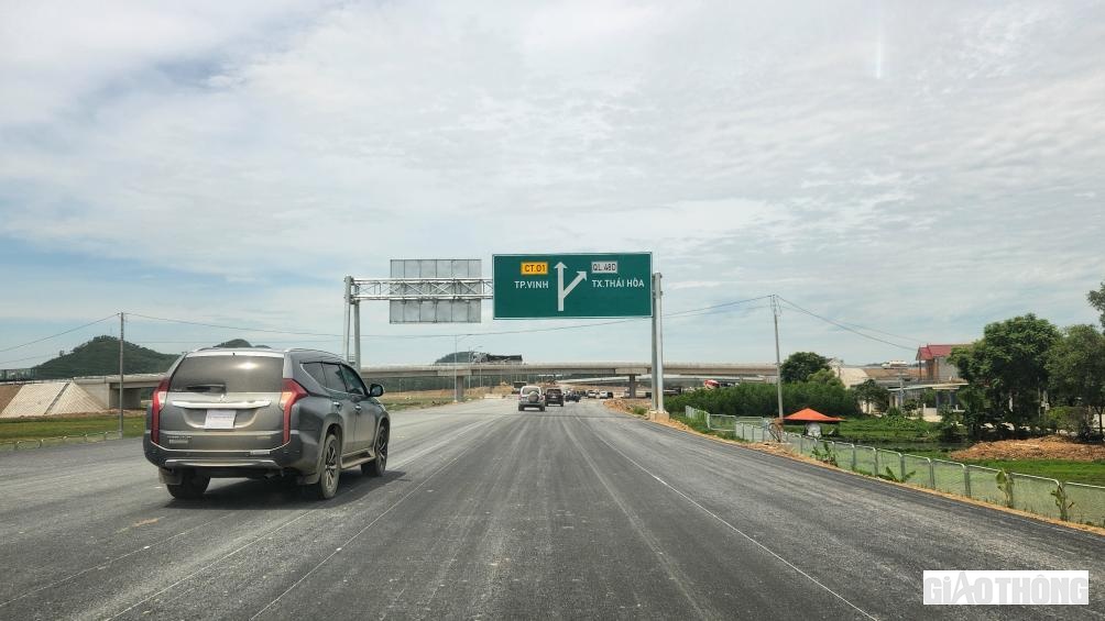 Chỉ còn khoảng một tháng nữa là tới mốc Bộ GTVT đặt ra để thông xe tiếp 50km cao tốc đoạn Nghi Sơn (Thanh Hóa) - Diễn Châu (Nghệ An).