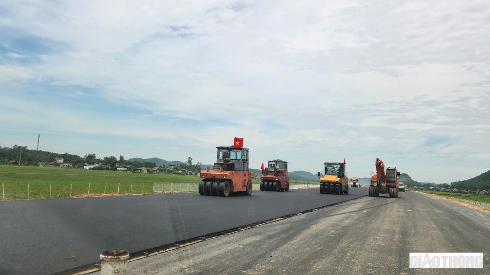 Nhằm đáp ứng kịp mốc tiến độ thông xe vào dịp Quốc khánh 2/9 năm nay, các nhà thầu đang tập trung tối đa nhân công, thiết bị để thảm mặt đường.
