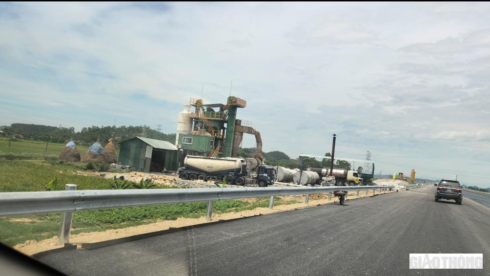 Các trạm trộn bê tông nhựa dọc tuyến hoạt động hết công suất.