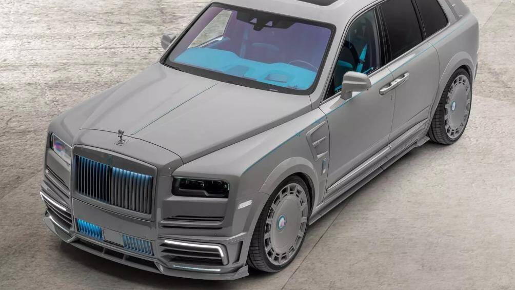 Bên trong lưới tản nhiệt bổ sung thêm dải đèn LED màu xanh tạo điểm nhấn. Phần đèn LED ban ngày cũng được thiết kế đặc biệt.