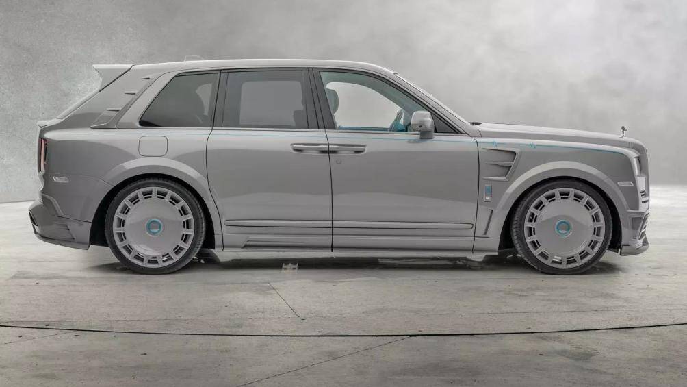 Chiếc Rolls-Royce Cullinan này sở hữu ngoại thất màu xám Nardo cùng nội thất tông màu xanh với da cao cấp.