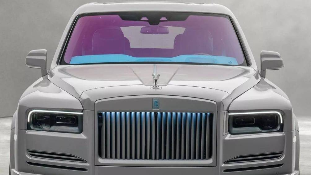 Mặt trước tạo nên sự táo bạo khi Mansory sơn toàn bộ lưới tản nhiệt phía trước để phù hợp với phần thân của chiếc siêu SUV.