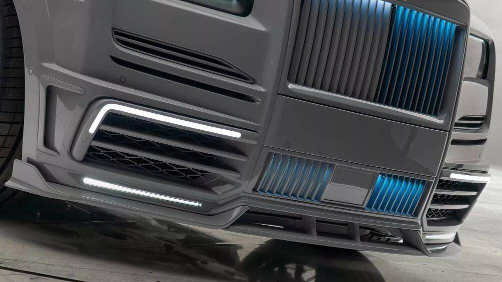 Cản trước được làm mới mang phong cách lịch lãm và ít hầm hố hơn nếu so với những chiếc Rolls-Royce được độ tại Mansory.