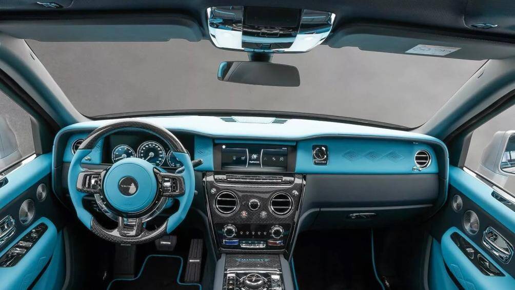 Bên trong, bảng điều khiển trung tâm, ốp cửa, vô lăng và trang trí táp lô, tap pi cửa đều được bọc da cao cấp màu xanh sáng.