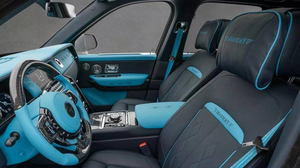 Nguyên bản Rolls-Royce Cullinan trang bị khối động cơ V12 tăng áp kép, dung tích 6,75 lít công suất cực đại 563 mã lực và mô men xoắn 850 Nm.