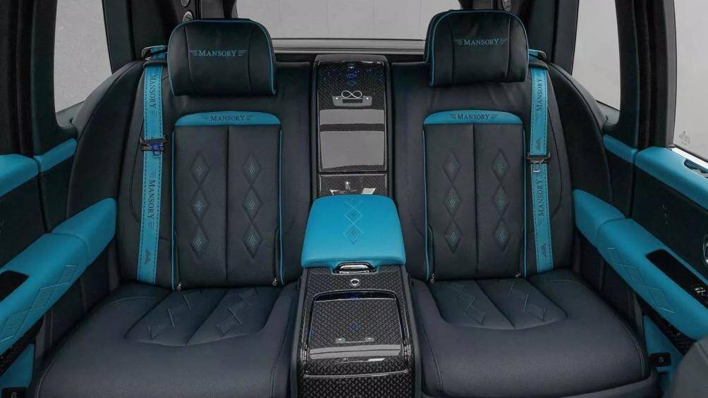 Ghế trước và ghế sau được bọc da màu đen, có thêm các điểm nhấn màu xanh lam và dòng chữ Mansory.