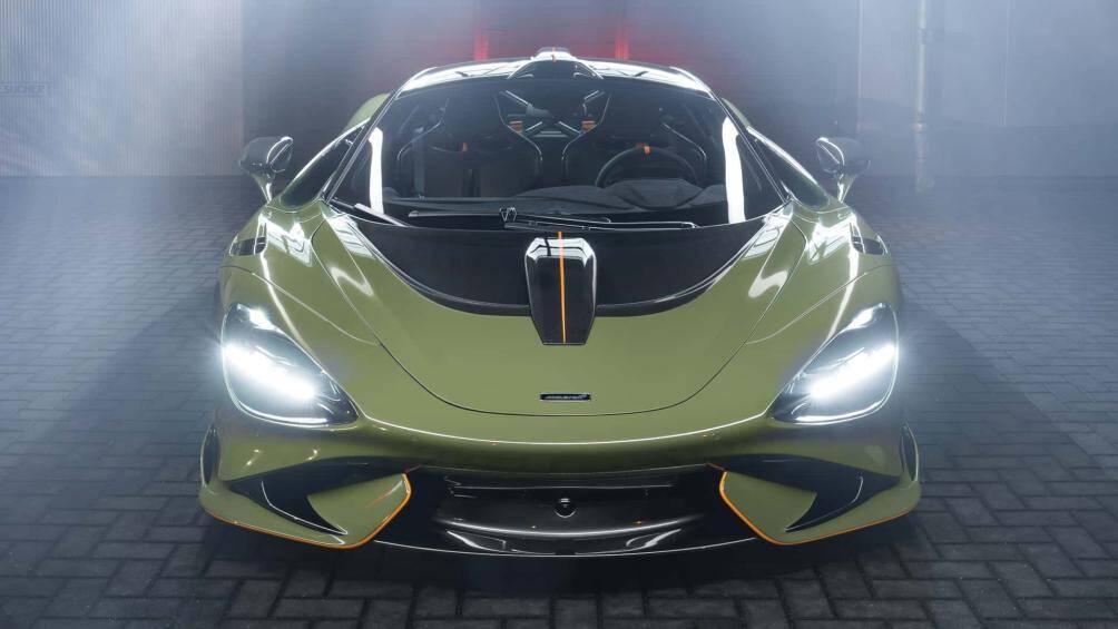 Các chi tiết bằng carbon để tăng vẻ ngoài cho ngoại thất được sơn màu xanh lục Badlands Green tương phản với màu carbon và cam.