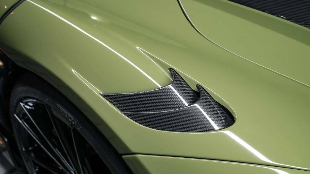 Cản trước và bộ chia gió được làm mới cũng như bộ khuếch tán sau, cánh gió hai bên giúp tăng lực ép xuống mặt đường thêm 25%.