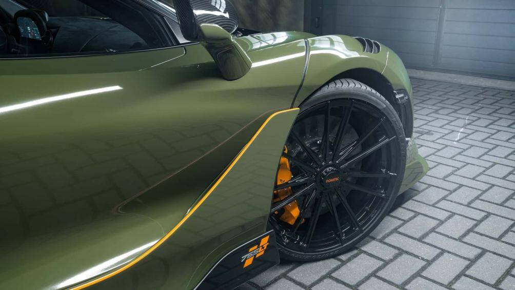 Xe cũng có thêm đường chỉ màu cam ở bộ chia gió trước, ốp lườn hông xe, cốp xe trước, nóc xe, chắn bùn và bộ khuếch tán phía sau.