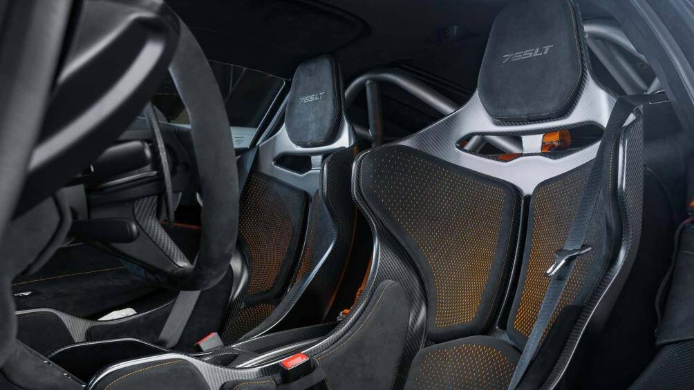 765LT được trang bị động cơ V8 tăng áp kép 4.0 l, sản sinh công suất 755 mã lực và mô-men xoắn 800 Nm.