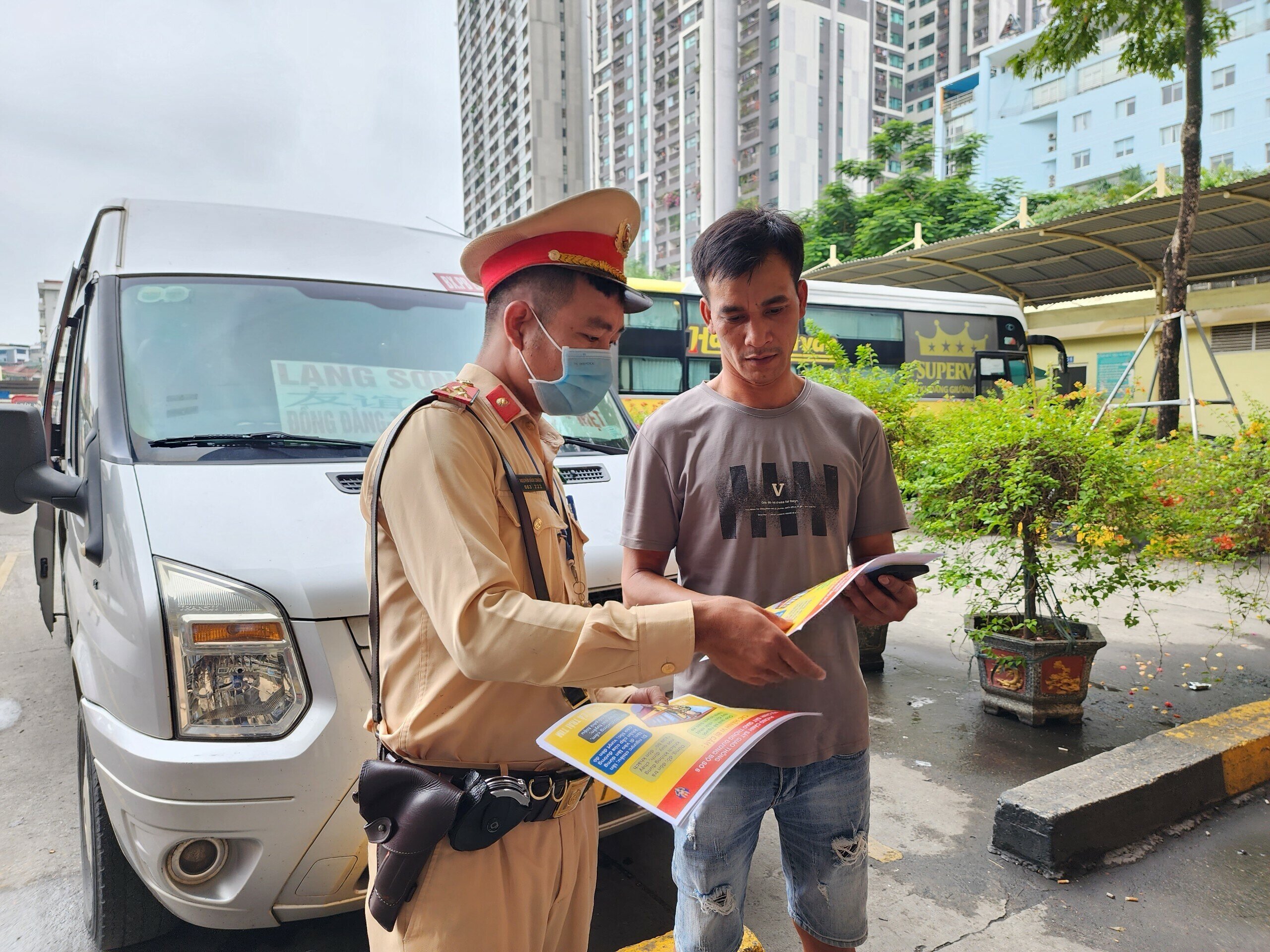 Lái xe Nguyễn Thế Anh (tuyến Nghĩa Lộ - Mỹ Đình) thì cho rằng, việc chấp hành pháp luật trật tự ATGT không những bảo vệ hành khách, người đi đường mà còn bảo vệ chính mình, bảo vệ tài sản cho doanh nghiệp.