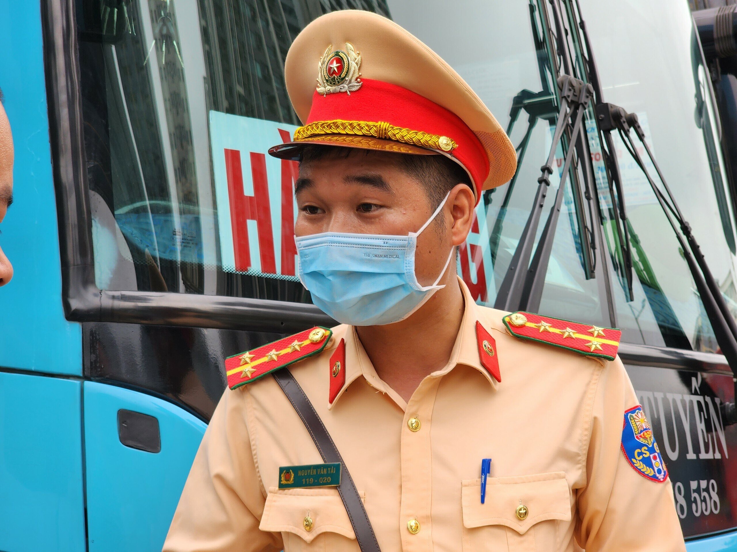 Trao đổi với PV Báo Giao thông, đại úy Nguyễn Văn Tài, cán bộ Đội CSGT số 6 cho biết, thời gian qua, tai nạn giao thông liên quan đến xe khách và xe container còn nhiều. Đặc biệt, trên xe khách  chở nhiều người, thì càng phải tuân thủ pháp luật trật tự ATGT. "Chính vì thế, chúng tôi đã đến tận bến để tuyên truyền, nhắc nhở các tài xế, phụ xe, chủ xe", đại úy Tài nói.