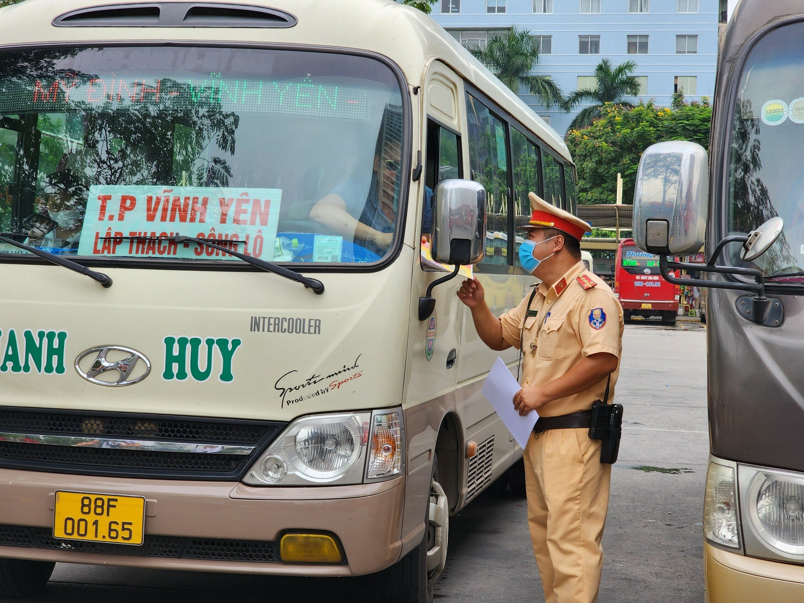 Các tài xế đều hợp tác với CSGT trong công tác tuyên truyền, kiểm tra vi phạm tại bến xe Mỹ Đình.
