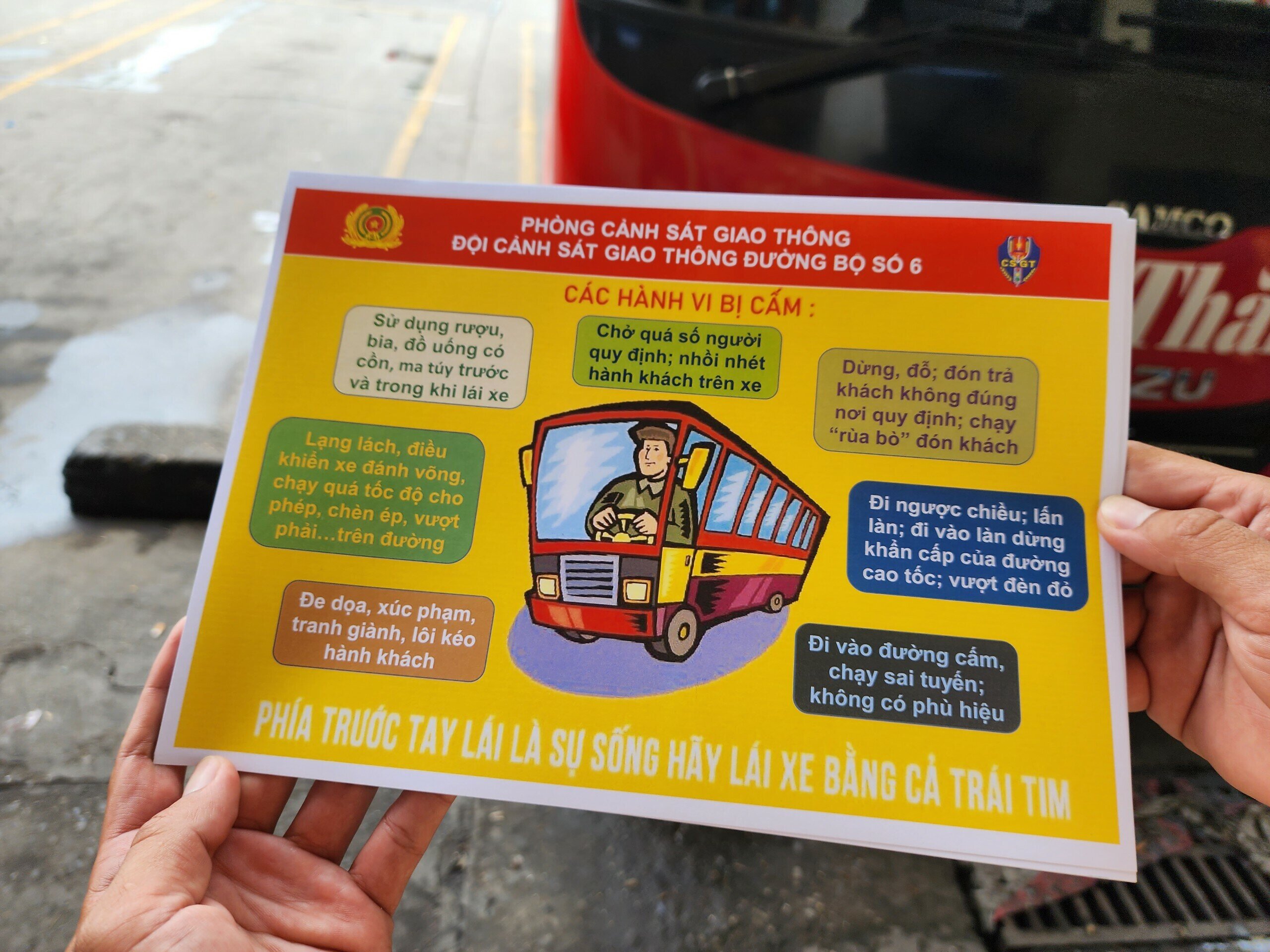 Trên các tờ rơi CSGT phát tại bến xe Mỹ Đình, có nội dung các hành vi cấm đối với tài xế như: Sử dụng chất ma túy, vi phạm nồng độ cồn; chạy quá tốc độ; dừng, đỗ xe không đúng; vượt sai quy định; đi không đúng phần đường, làn đường; chở quá số người...