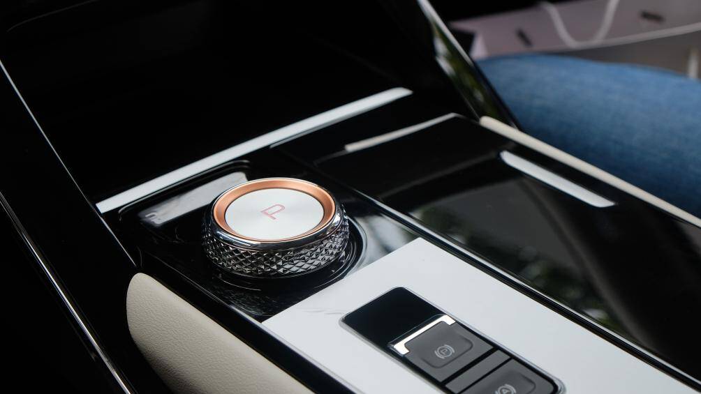 Haval H6 tại Việt Nam sử dụng hộp số tự động ly hợp kép 7 cấp. Cần số thiết kế dạng núm xoay hiện đại. Xe cũng có phanh tay điện tử và hỗ trợ giữ phanh tự động.