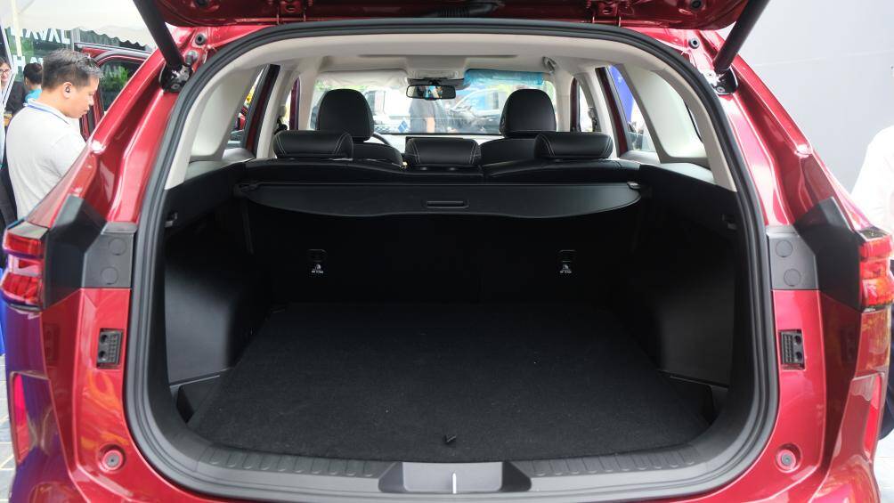 Nhờ kích thước lớn nhưng chỉ có cấu hình 5 chỗ ngồi nên không gian khoang hành lý của xe rất rộng rãi.