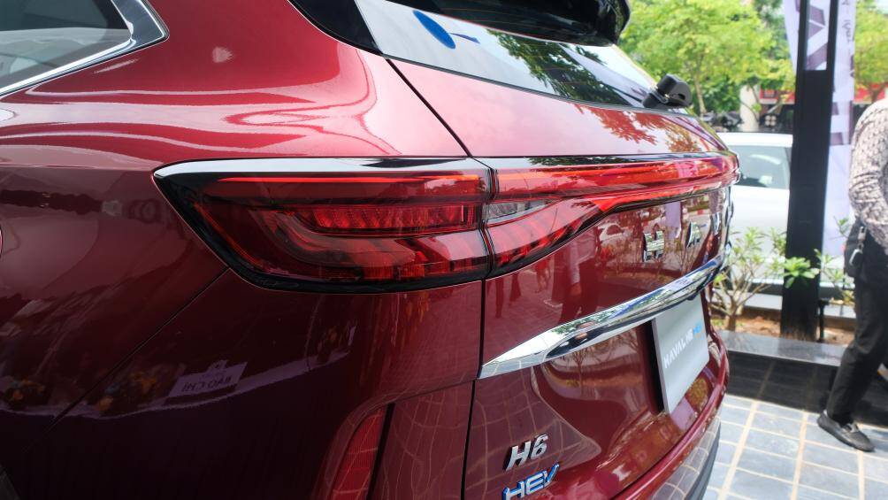 Trong khi đó, đèn hậu công nghệ LED cũng được thiết kế kiểu trải dài hiện đại, tương tự nhiều ô tô đời mới hiện nay.