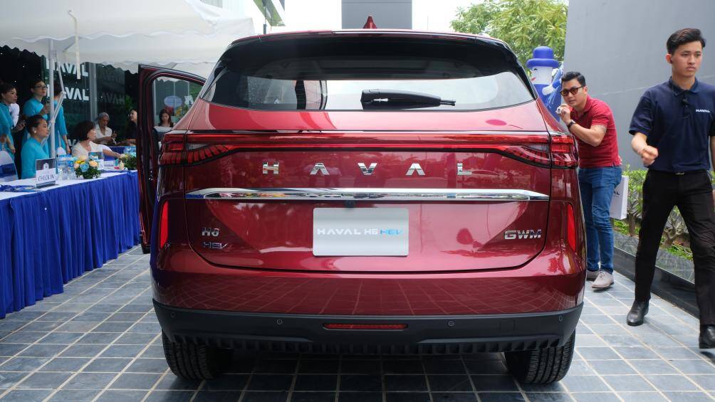 Đuôi xe, lô-gô Haval to bản cùng thanh crôm tạo điểm nhấn.