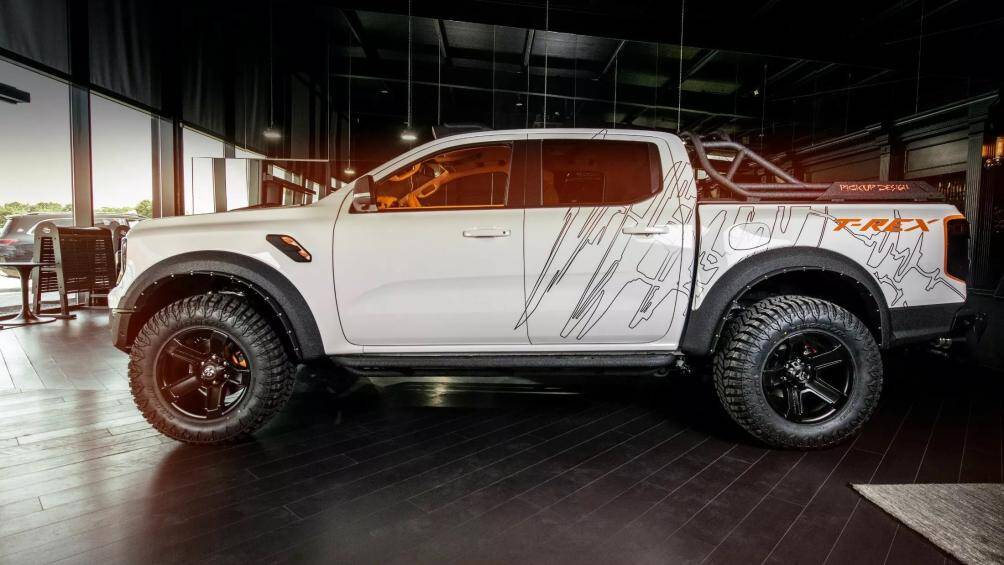Các vòm bánh xe có phần mở rộng bằng chất liệu nhựa, trong khi các bậc bên, tấm chắn bùn và StyleBar trên thùng sau đến từ hãng Pickup Design.