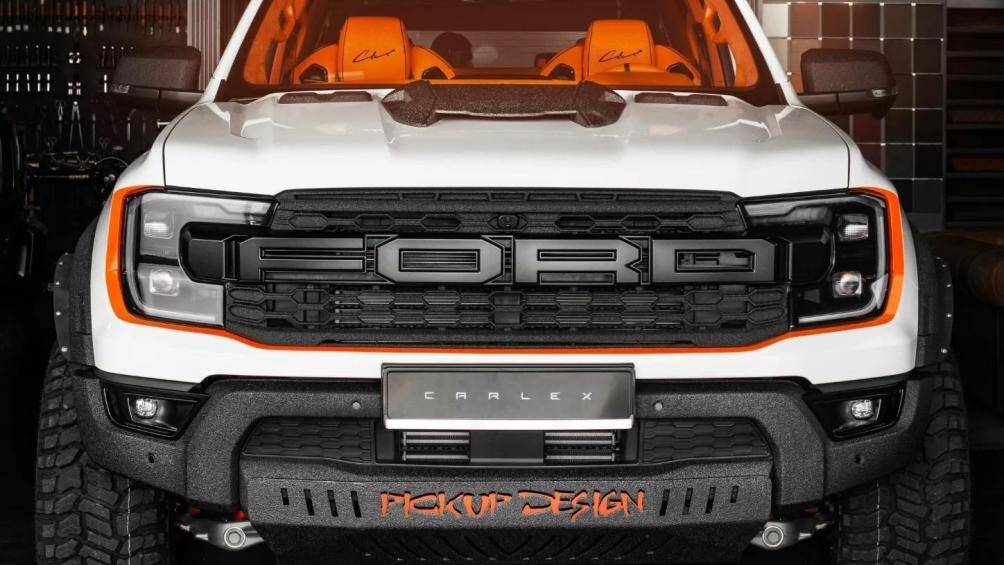 Các điểm nhấn màu cam được kết hợp với decal xung quanh đèn pha và đèn hậu. Biểu tượng T-Rex màu cam và đồ họa màu đen ở hai bên thân xe sơn trắng.