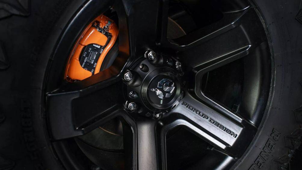 Phiên bản T-Rex của Raptor trang bị bộ la-zăng hợp kim của Pickup Design có kích thước 18 inch thiết kế 5 chấu mới, sơn đen.