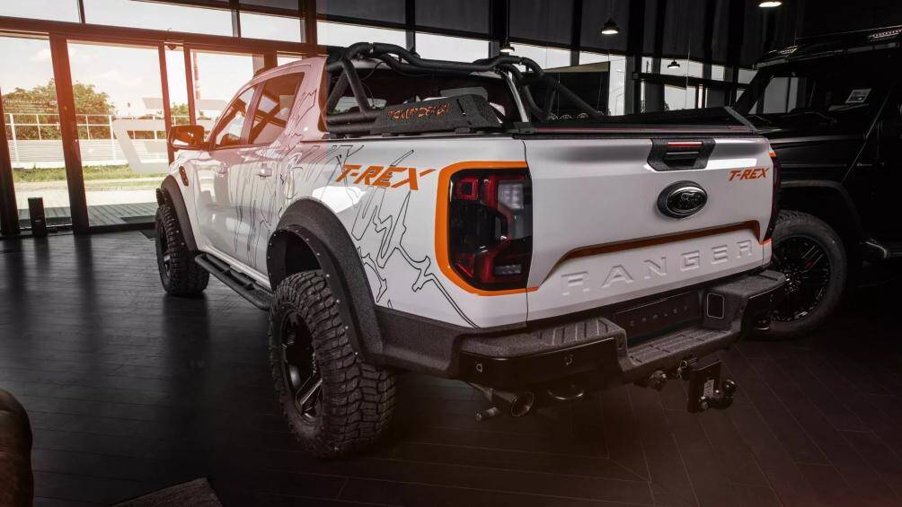 Điểm nổi bật là lớp hoàn thiện Line-X được áp dụng trên cản trước, nắp ca-pô, tấm chắn gầm, lưới tản nhiệt trước, chụp gương và cánh gió đuôi xe...