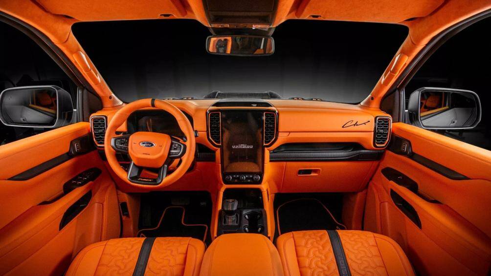 Bên trong, gần như toàn bộ cabin được bọc da màu cam và Alcantara, bao gồm bảng điều khiển, vô lăng, ốp cửa, ghế và mui xe.