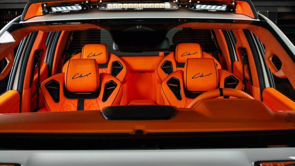 Chữ ký của hãng độ Carlex đặt ở phía trước hộc để đồ, tại ghế phụ và tựa đầu.