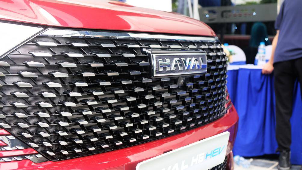 Về an toàn, ngoài khung thép cường lực độ bền cao, xe còn có hệ thống hỗ trợ lái thông minh với rất nhiều tính năng. Nổi bật có thể kể tới như kiểm soát hành trình thích ứng hỗ trợ lái xe khi tắc đường, lùi xe tự động theo đường tiến, tránh xe thông minh, đỗ xe tự động dọc/ ngang, hỗ trợ giữ làn...