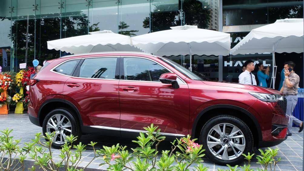 Về thiết kế tổng thể, Haval H6 hybrid trông to lớn hơn so với các đối thủ cùng phân khúc. Chiều dài cơ sở của xe chỉ thua Hyundai Tucson và Kia Sportage.