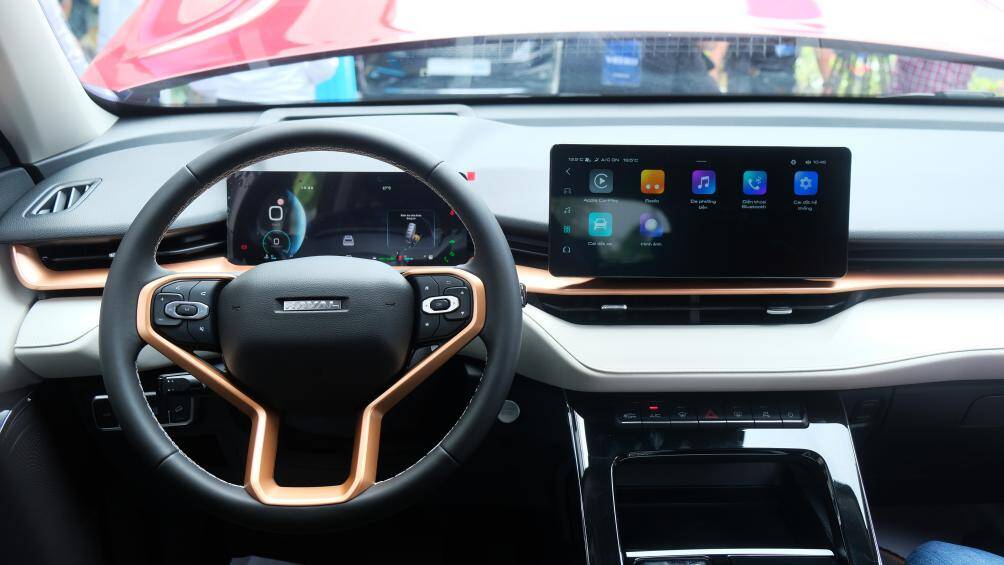 Bên trong nội thất, ngoài một số chi tiết màu đồng nổi bật, bộ đôi màn hình cỡ lớn là điểm nhấn. Màn hình thông tin kích thước 10,25 inch và màn hình giải trí, chức năng trung tâm kích thước 12,3 inch. Ngoài ra, xe còn có màn hình hiển thị thông tin kính lái HUD.