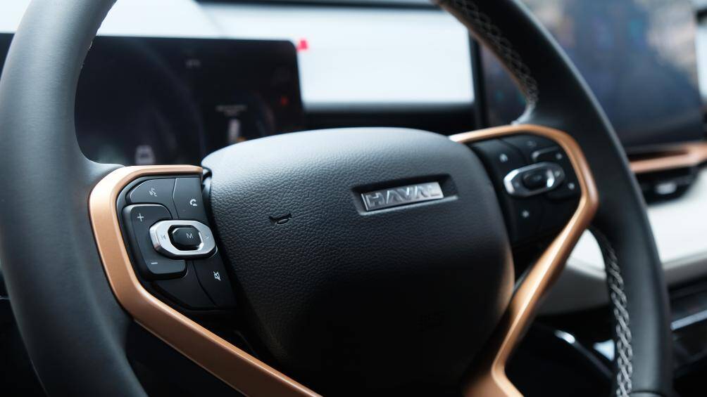 Các phím bấm chức năng được tích hợp lên vô-lăng. Haval H6 cũng nổi bật trong phân khúc khi có tới 4 chế độ lái tiêu chuẩn, thể thao, tiết kiệm nhiên liệu, đường trơn trượt.