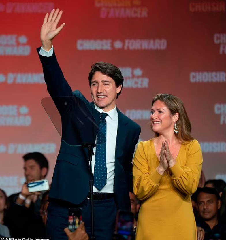 Vào năm 2015, ông Trudeau trở thành Thủ tướng Canada khi mới ở tuổi 43. Sau đó, hai vợ chồng ông Trudeau nhanh chóng trở thành tâm điểm chú ý của truyền thông thế giới. Vào tháng 10/2015, hãng tin New York Post ca ngợi bà Sophie là “đệ nhất phu nhân thu hút nhiều sự chú ý nhất thế giới”. Ảnh: AFP.
