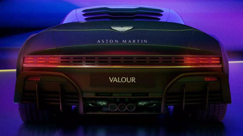 Đèn LED với đồ họa hiện đại, hệ thống ba ống xả đặt chính giữa và được bao quanh bởi bộ chia gió hầm hố.