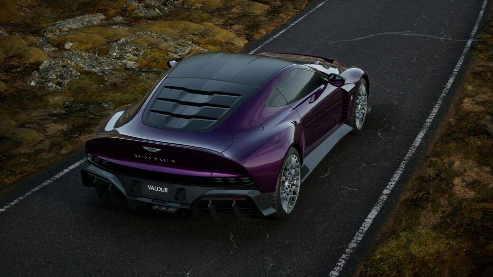 Nhìn từ bên hông, Valour có kiểu dáng thon gọn đậm chất khí động học nhưng đồng thời cũng được tạo hình cơ bắp, thể hiện sự khỏe khoắn.