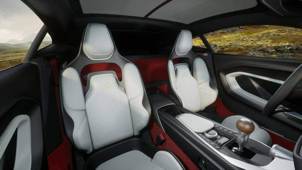 Chất liệu sợi carbon cũng hiện diện nhiều bên trong nội thất xe, từ trên cửa cho đến bộ ghế ngồi.