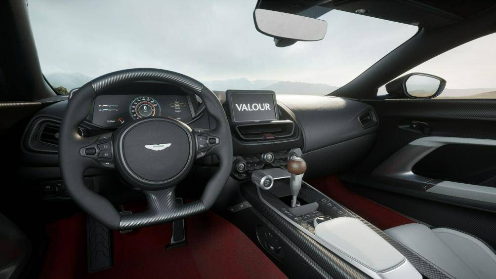 Ghế xe còn được ứng dụng lớp bọc bằng vải tuýt len, giống với loại từng được sử dụng trong chiếc DBR1 vô địch giải đua Le Mans từ năm 1959.