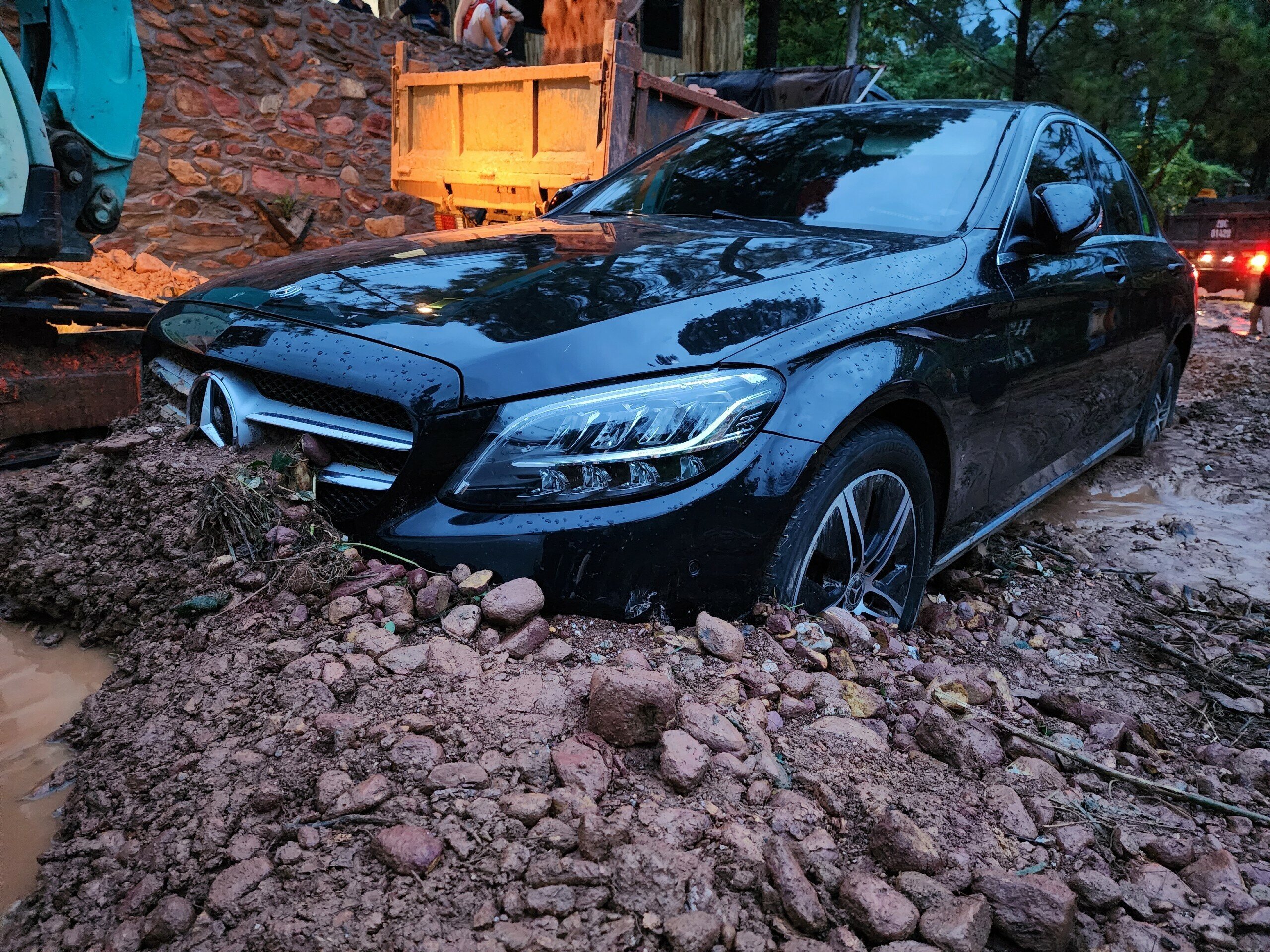 Một số xe ô tô đã bị bùn đất phủ gần kín phần đầu.