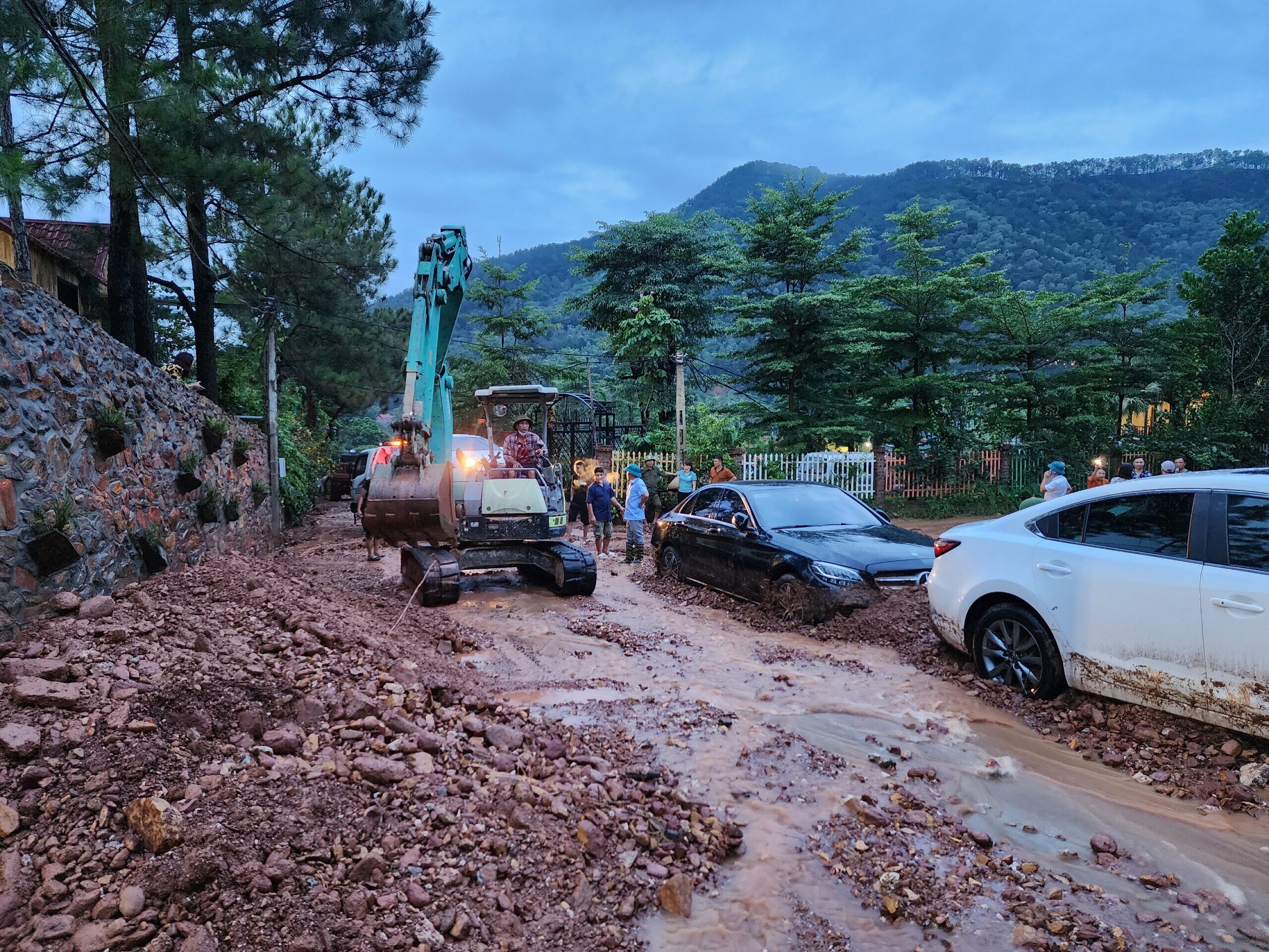 Có mặt tại hiện trường, Chủ tịch UBND xã Minh Phú Nguyễn Huy Du cho biết, nguyên nhân của hiện tượng sạt lở đất này là do một vài hôm nay, tại đây xuất hiện mưa lớn.