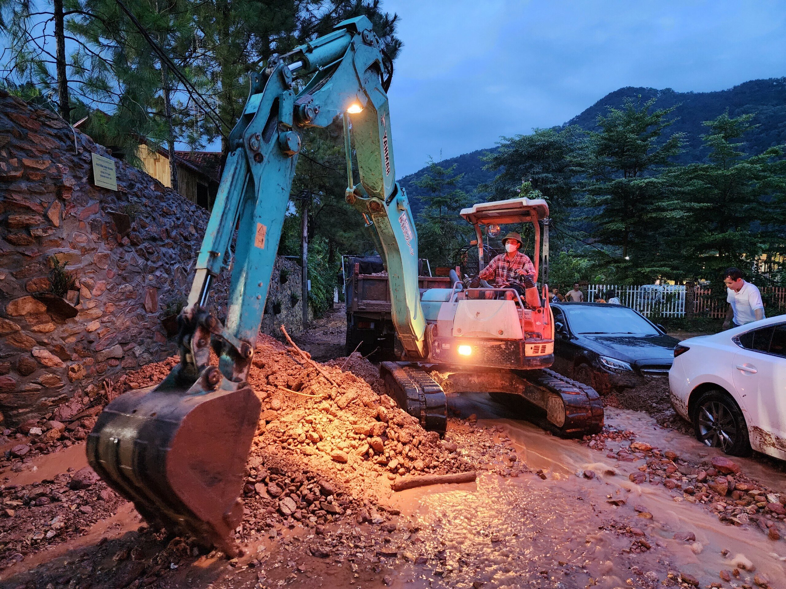 "Sau khi phát hiện xe ô tô bị đất lở không thể di chuyển được, chính quyền xã đã huy động máy xúc và xe ô tô di chuyển số đất bị sạt lở để người dân có thể đưa xe ô tô ra khỏi hiện trường", ông Du cho biết.
